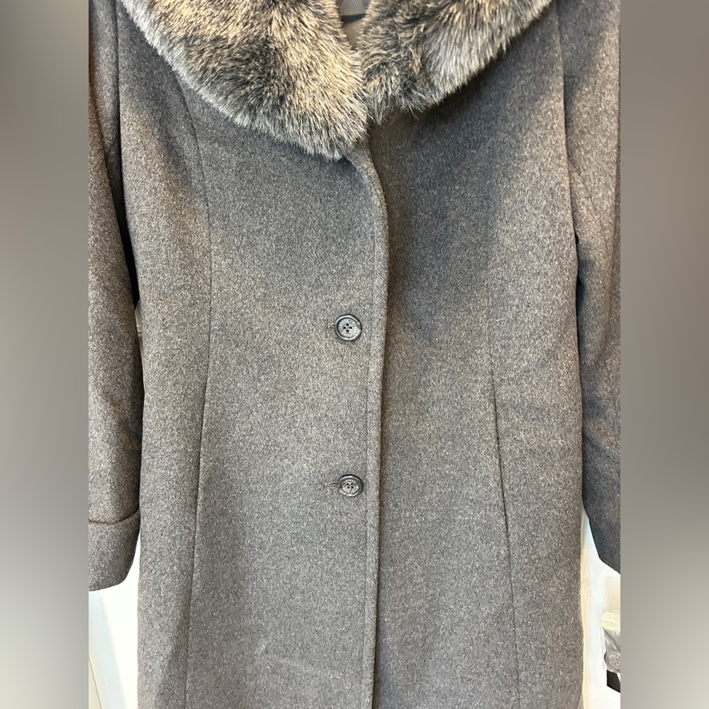 Lauren Ralph Lauren Women’s gray trench winter coat with Faux Fur Collar size 12 - Picture 4 of 12